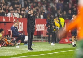 Carlos Corberán dirige a sus jugadores desde la banda del Sánchez Pizjuán.