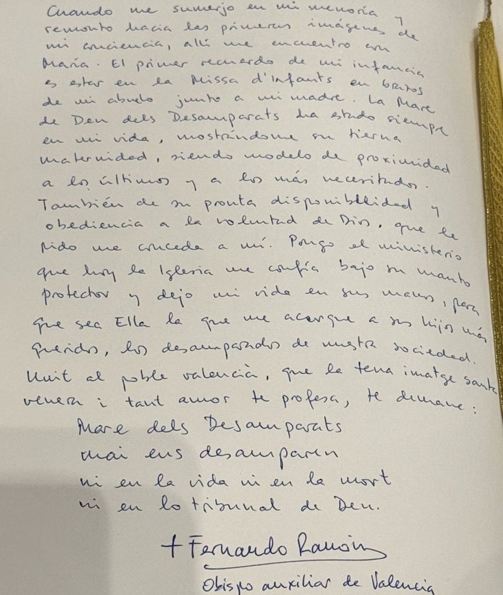 Imagen secundaria 2 - Imágenes del acto y del texto en el Libro de Honor. 