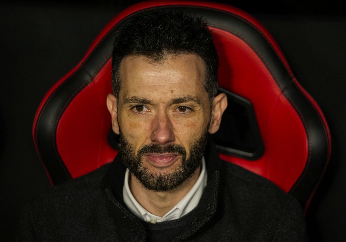 Carlos Corberán, en el banquillo durante el partido frente al Sevilla.