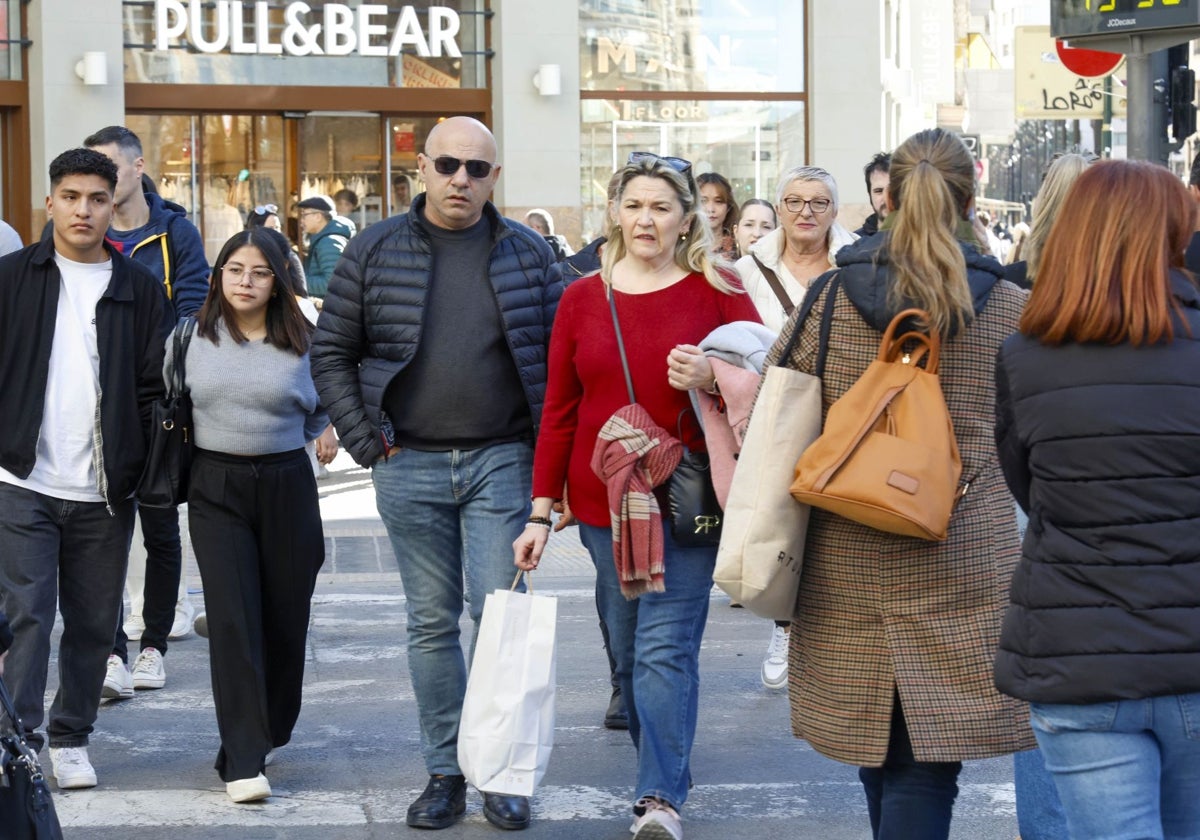 Muchas personas se han lanzado a comprar en el primer domingo de rebajas en Valencia.