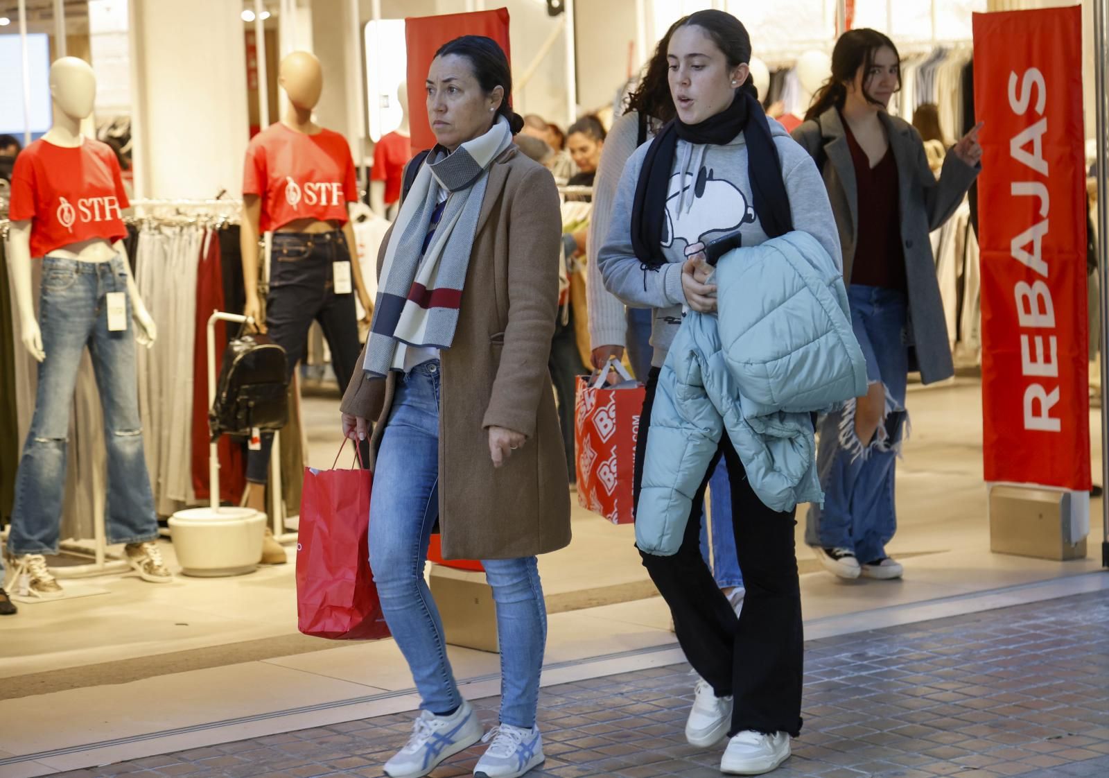 FOTOS | Primer domingo de rebajas en Valencia