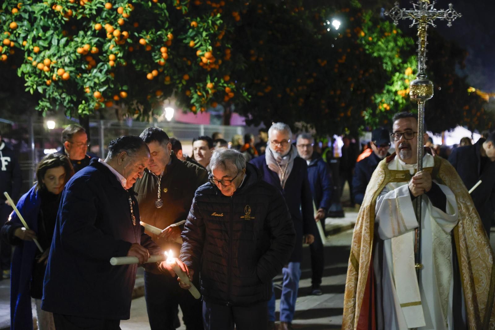 Arde la hoguera de Sant Antoni en Valencia