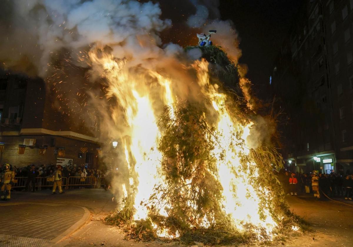 Arde la hoguera de Sant Antoni en Valencia