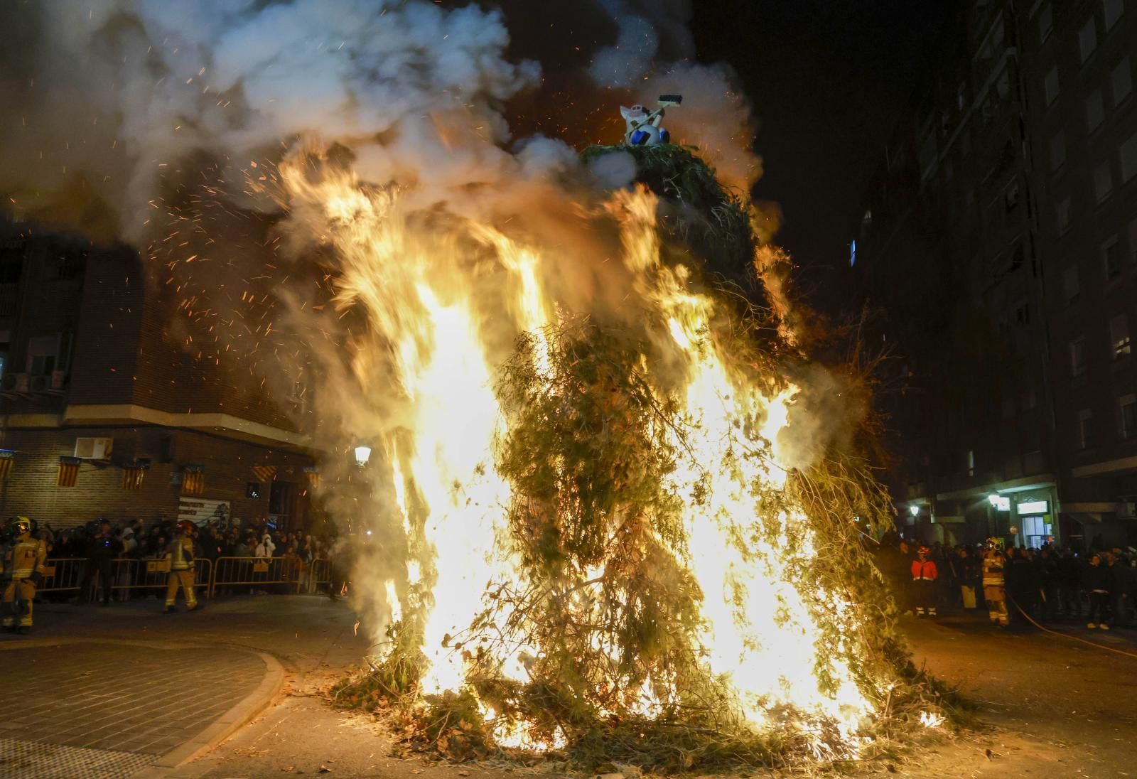 Arde la hoguera de Sant Antoni en Valencia