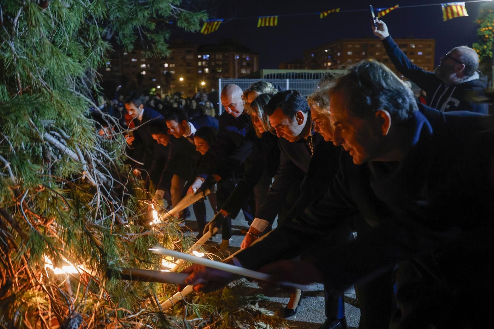 Arde la hoguera de Sant Antoni en Valencia