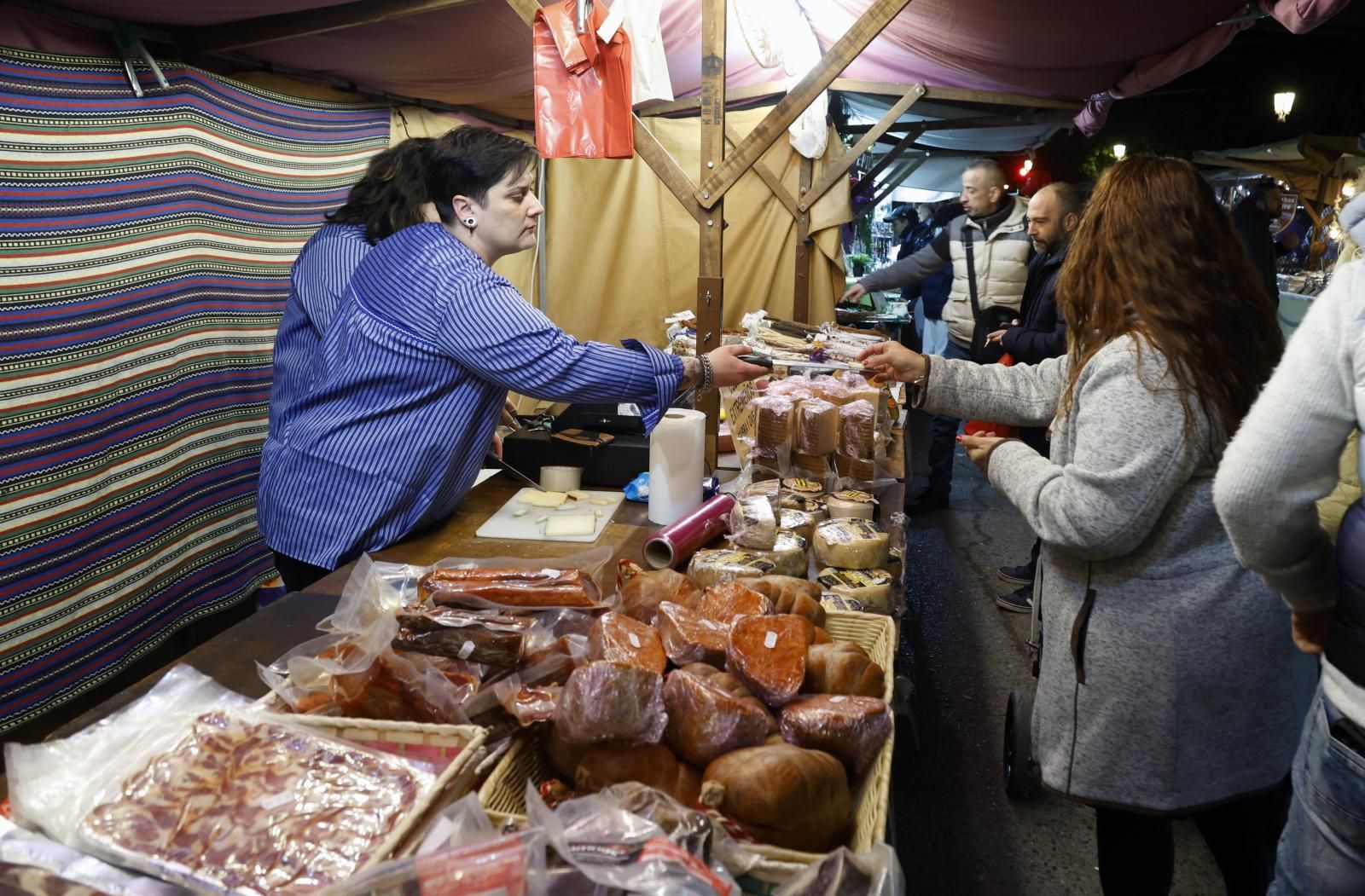 Arde la hoguera de Sant Antoni en Valencia