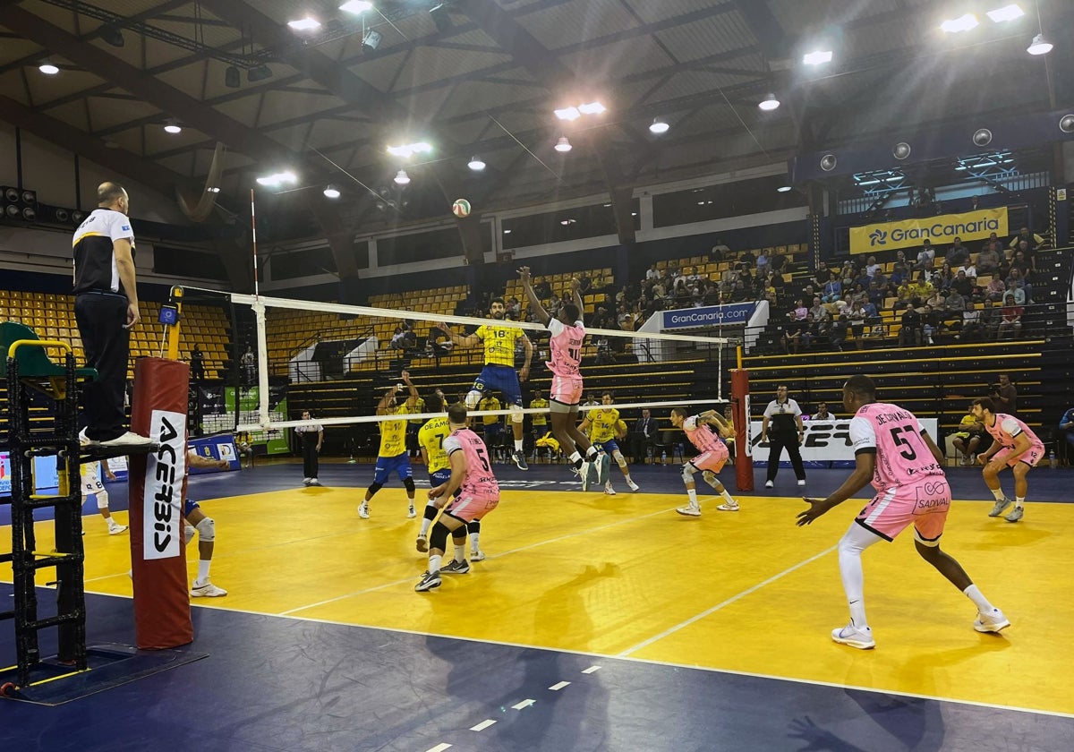 Una acción del partido disputado en el Centro Insular de Deportes de Las Palmas.