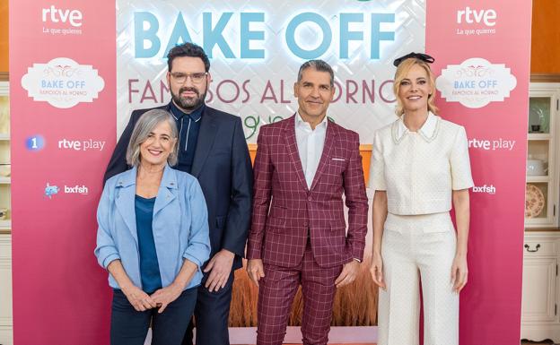 Paco Roncero, en el centro con traje de cuadros, como jurado del programa 'Bake Off'.