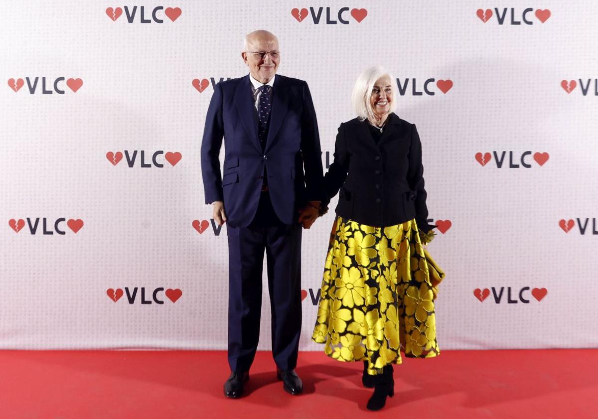 Imagen principal - Falda de gazar negra con flores aplicadas con la técnica del flocado que estrenó Hortensia Herrero en la gala 'Desde Valencia para Valencia' hace un mes. A la izquierda, Juan Roig acompaña a su hija Juana ante el altar, vestida con un diseño de Marta de Diego. También era de Marta el traje que lució su hija Amparo en su boda con Antonio Cabedo.