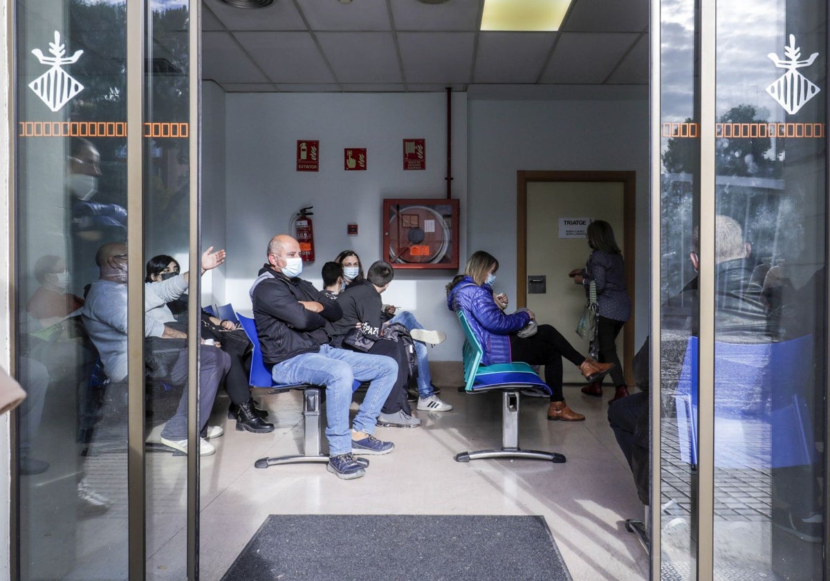 Pacientes en la sala de espera del hospital General de Valencia.