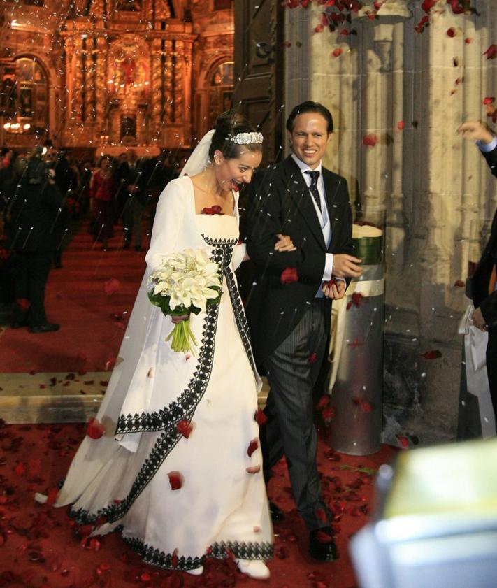 Imagen secundaria 2 - Falda de gazar negra con flores aplicadas con la técnica del flocado que estrenó Hortensia Herrero en la gala 'Desde Valencia para Valencia' hace un mes. A la izquierda, Juan Roig acompaña a su hija Juana ante el altar, vestida con un diseño de Marta de Diego. También era de Marta el traje que lució su hija Amparo en su boda con Antonio Cabedo.