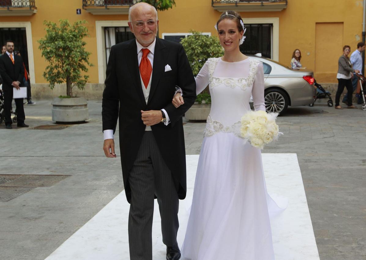 Imagen secundaria 1 - Falda de gazar negra con flores aplicadas con la técnica del flocado que estrenó Hortensia Herrero en la gala 'Desde Valencia para Valencia' hace un mes. A la izquierda, Juan Roig acompaña a su hija Juana ante el altar, vestida con un diseño de Marta de Diego. También era de Marta el traje que lució su hija Amparo en su boda con Antonio Cabedo.