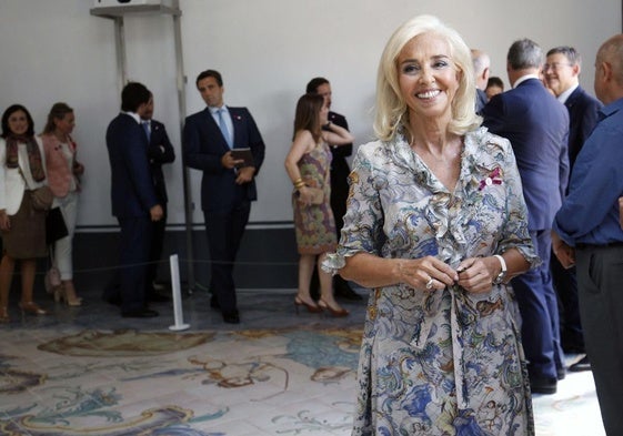 Vestido confeccionado con pañuelos de seda que estrenó en la inauguración del Museo de la Seda.