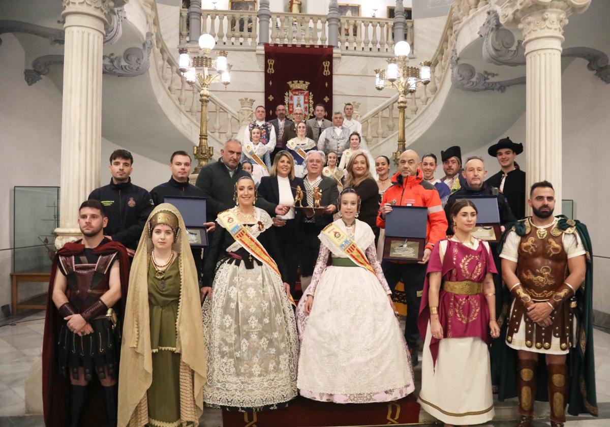 Entrega de placas como agradecimiento a los representantes de Cartagena.