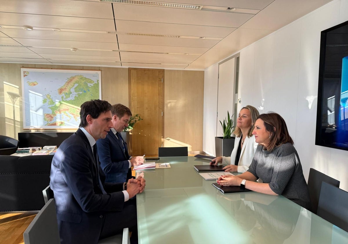 La alcaldesa de Valencia, María José Catalá, y la edil Paula Llbet, junto con el Comisario Europeo de Clima, Cero Emisiones, Crecimiento Limpio, Wopke Hoekstra.