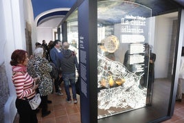 El público visitando el Centro de Interpretación de la Ciudad el día de la apertura.