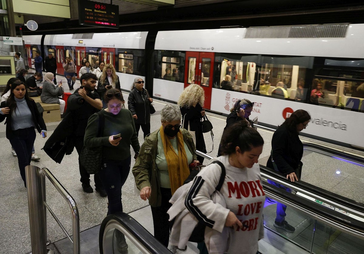 Usuarios del metro de Valencia.