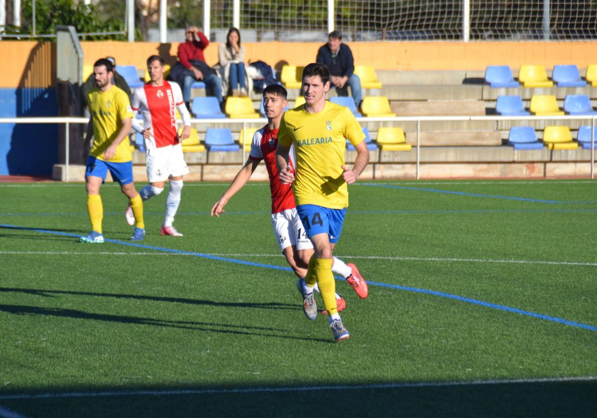 El jugador dianense Navar durante el partido frente al Benigànim.