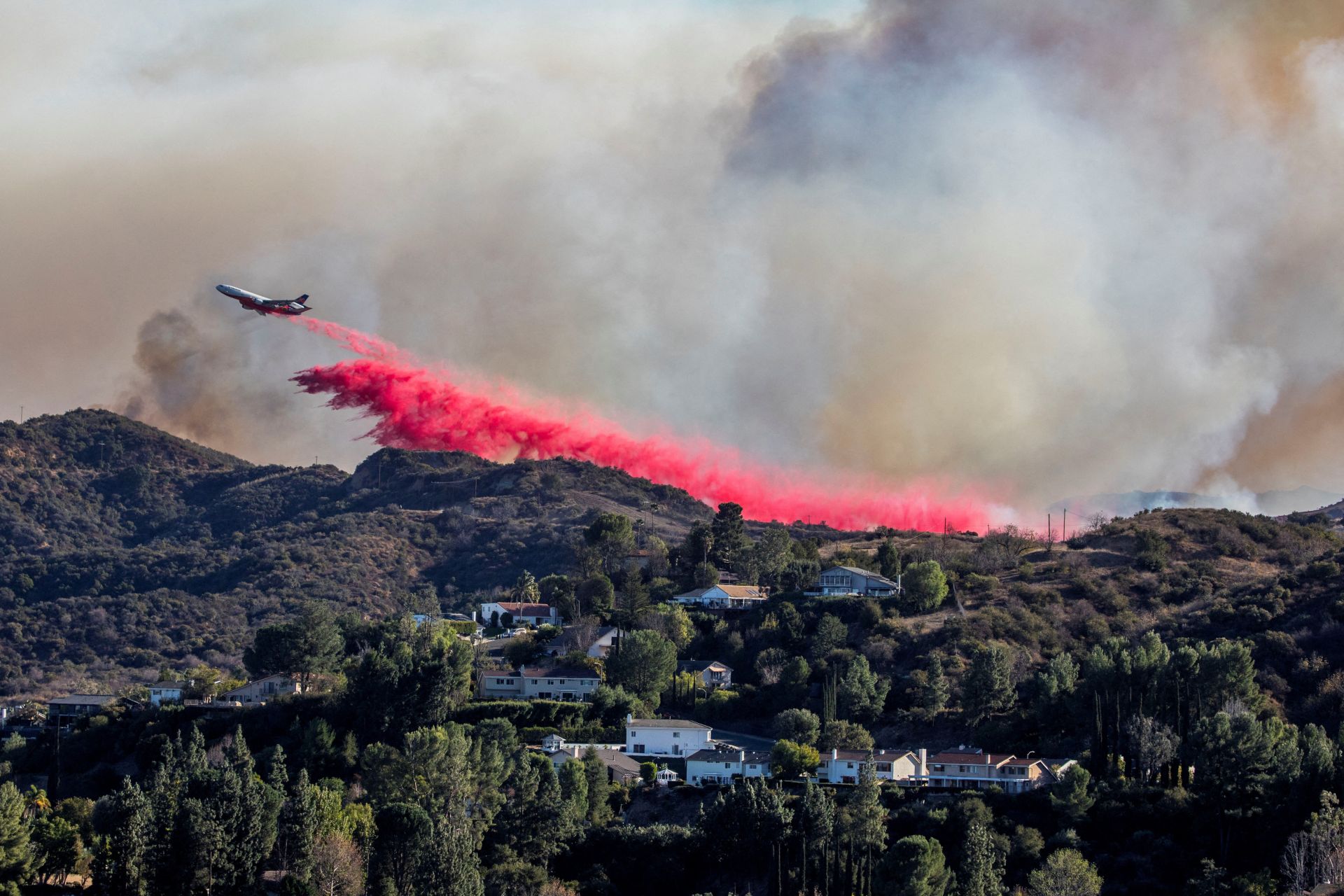 ¿Por qué Los Ángeles está cubierta de polvo rosa durante los incendios?