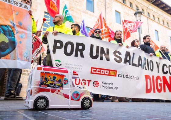 Protesta de los técnicos de ambulancias este martes ante Les Corts.