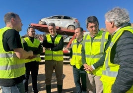 Mazón y Martínez Mus en un descampado de coches y residuos de la dana en Catarroja.