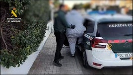 Uno de los detenidos por la Guardia Civil.