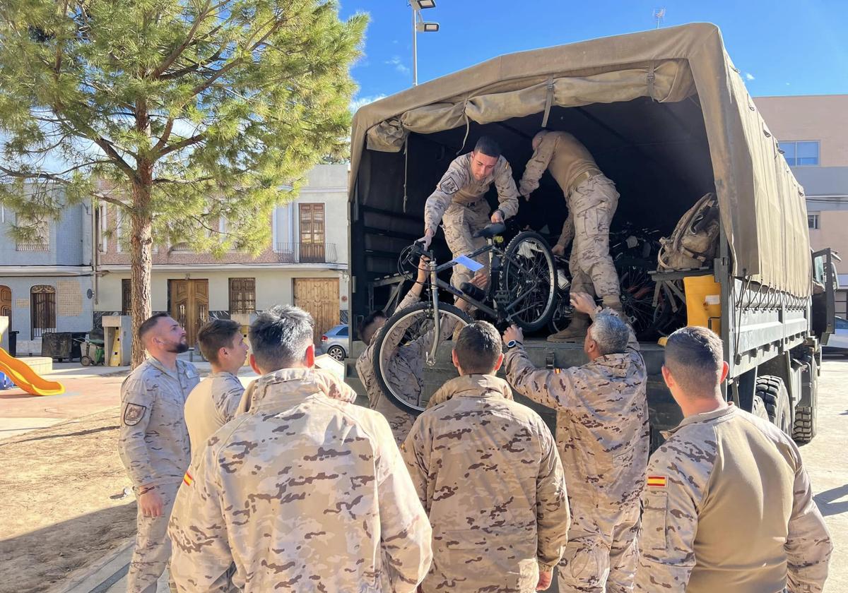 Militares reparten bicicletas en Massanassa.