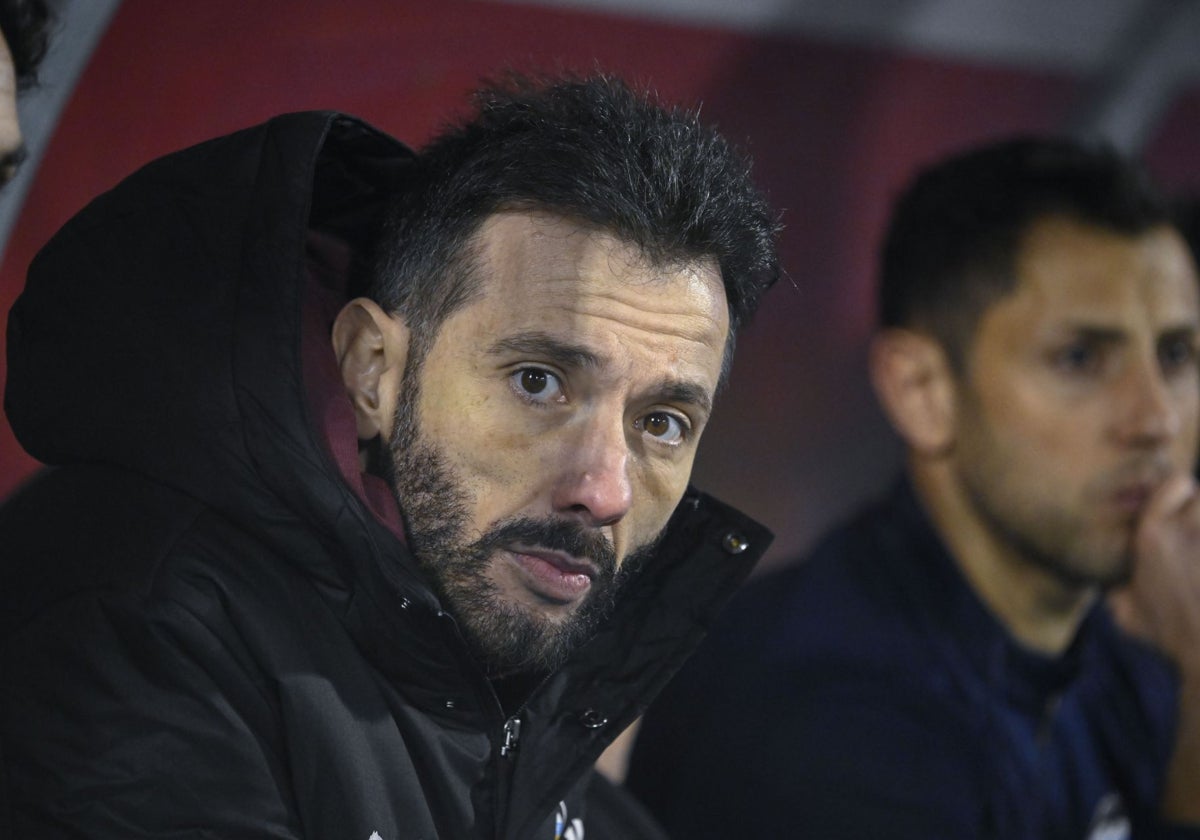 Carlos Corberán, en el banquillo del estadio del Ourense durante el partido de Copa.