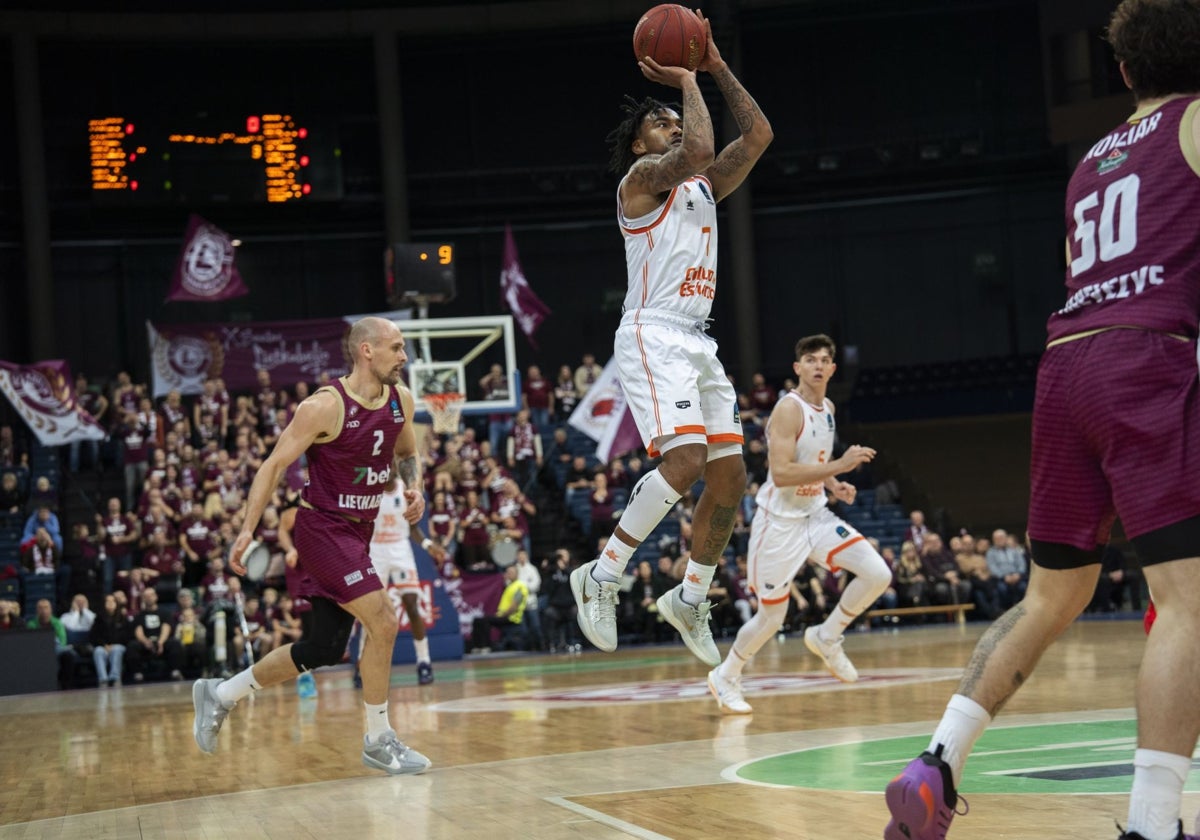 Jones supera la defensa del Lietkabelis y arma el tiro.