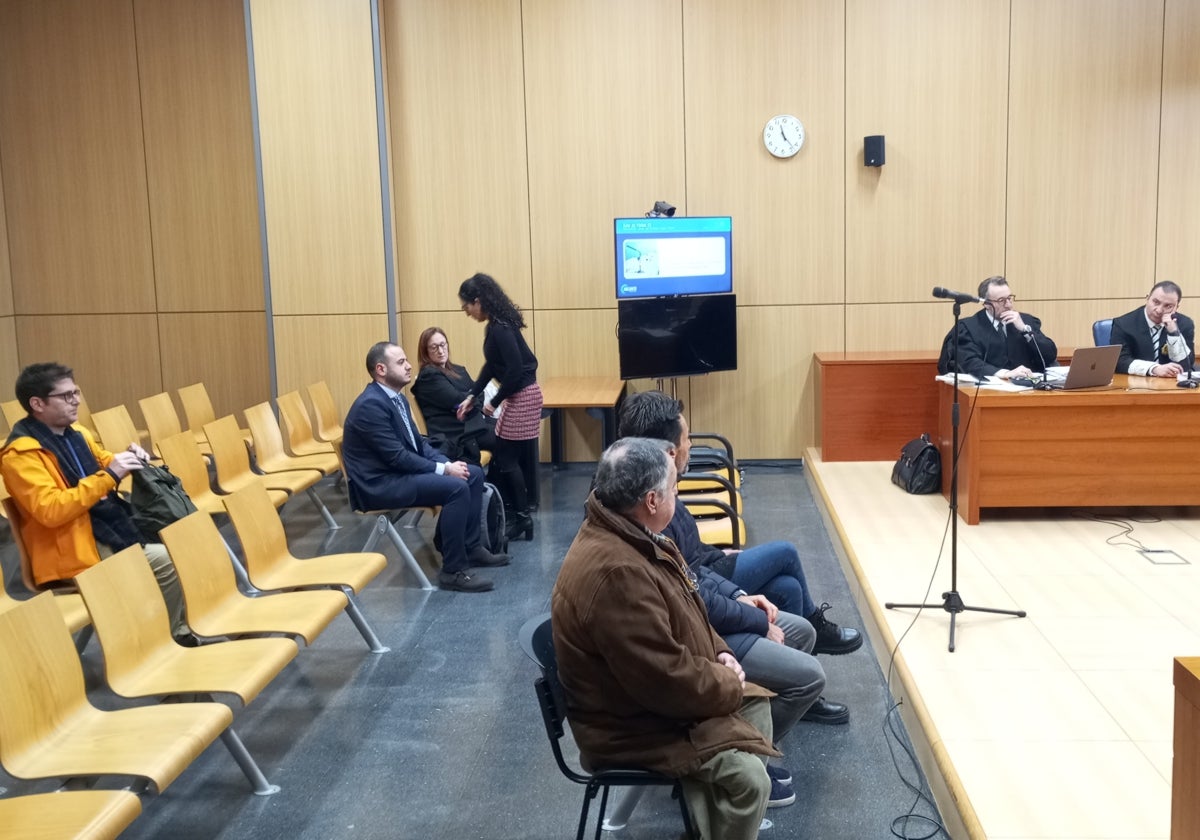 Dos de los procesados en una sala de la Ciudad de la Justicia de Valencia.