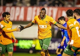 Sadiq celebra su primer gol con el Valencia junto a sus compañeros.