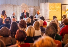 Acto de presentación del libro, este martes en el Palacio Valeriola, junto a los restos del circo romano.