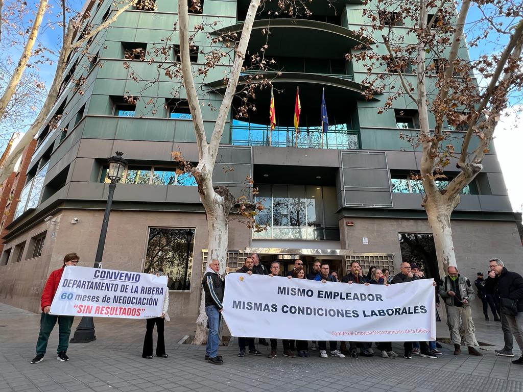 Protesta en la puerta de la Conselleria de Sanidad.