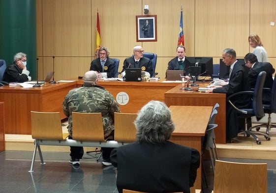 El encausado (con una chaqueta militar de camuflaje) frente al tribunal.