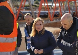 Reciente visita de la delegada del Gobierno, Pilar Bernabé, al acueducto del barranco del Poyo.