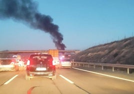 Imagen de camión incendiado en la tarde de este martes en la A-7.