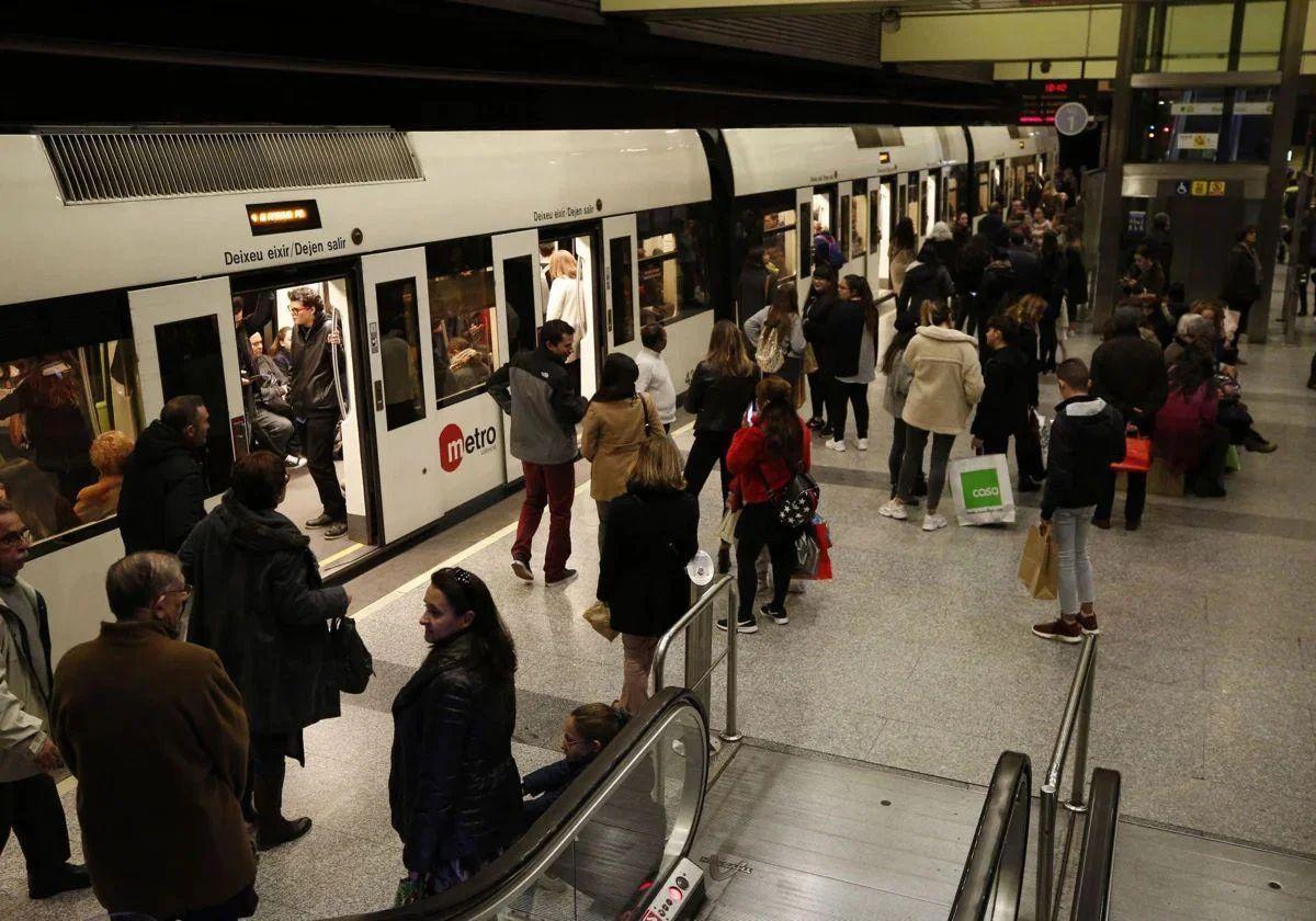 Imagen de archivo de pasajeros en una estación del metro en Valencia.