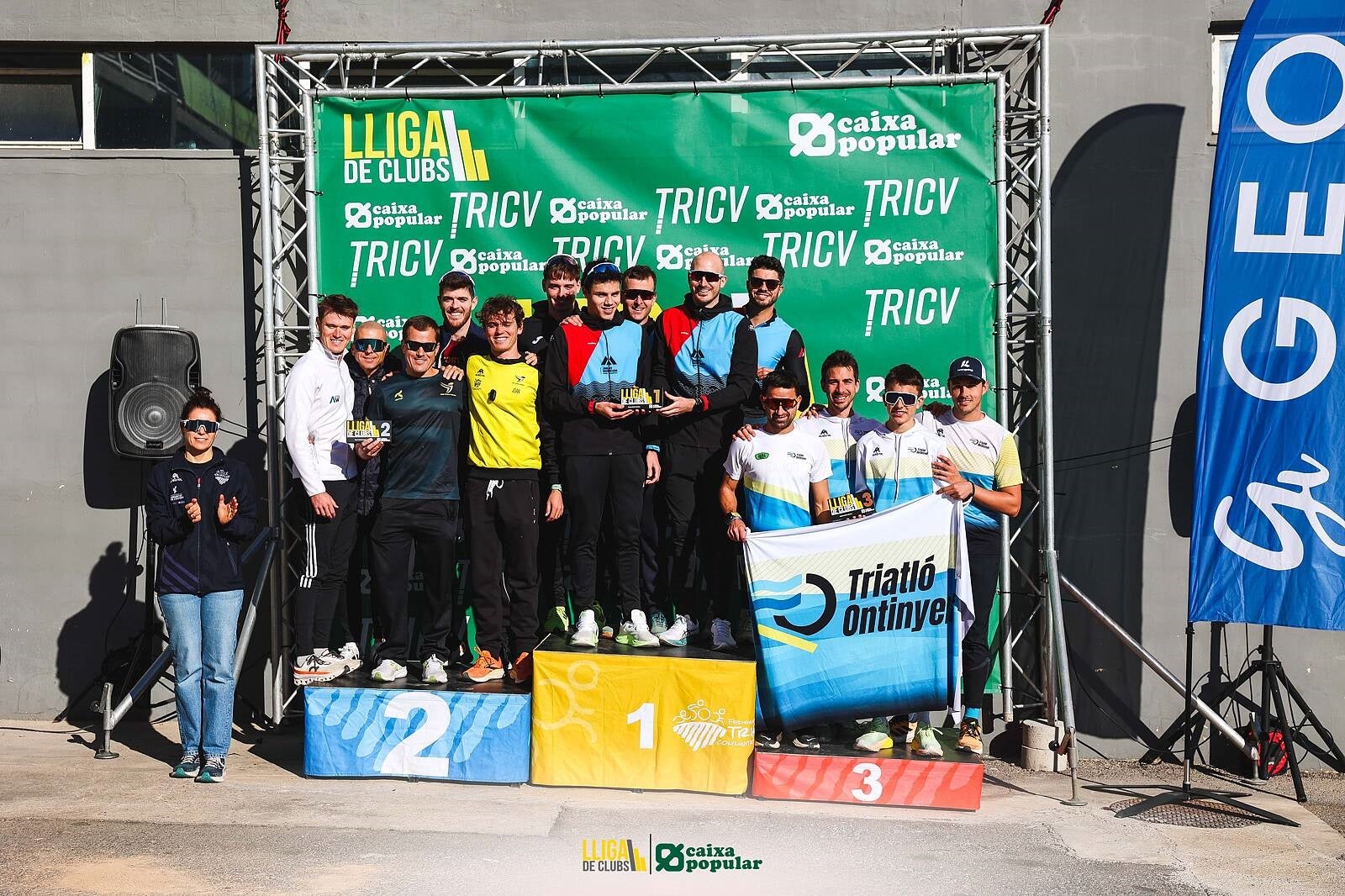 El equipo del Triatló Ontinyent, terceros en el podio.