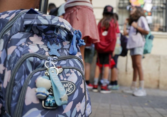 Un grupo de niños en la puerta de un colegio.