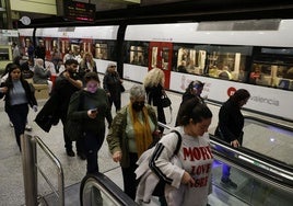 Usuarios de Metrovalencia en una de las estaciones de la capital del Turia.