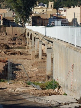 Puente que une los municipios de Montroi y Real.