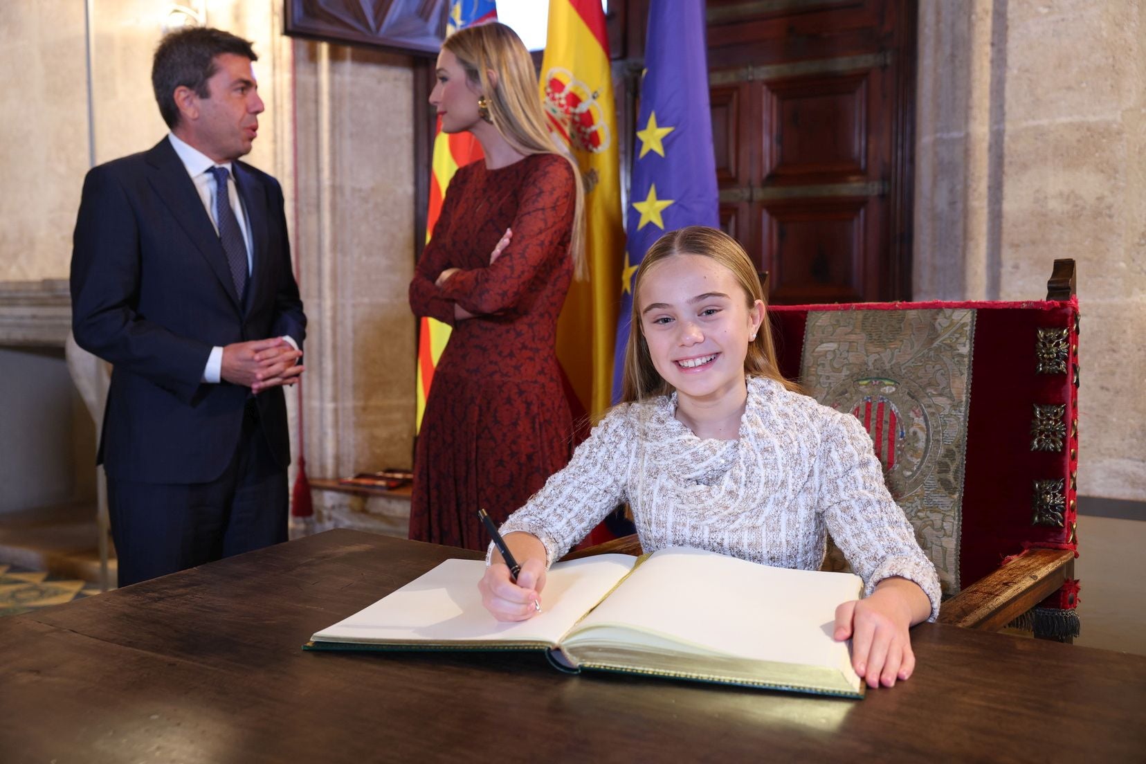 Mazón recibe a las falleras mayores de Valencia