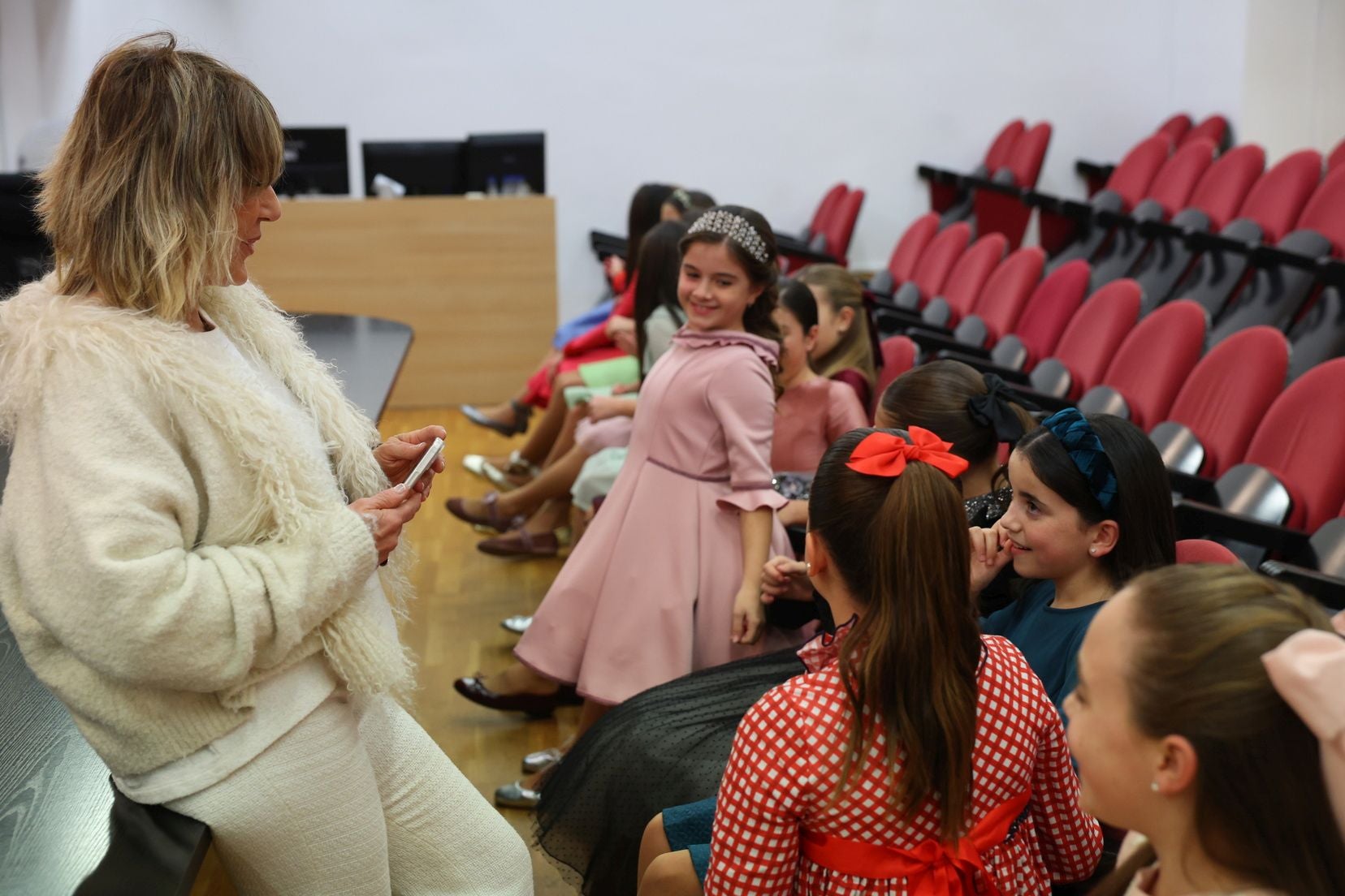 Así ha sido el encuentro entre las falleras mayores de Valencia, sus cortes y sus mantenedoras