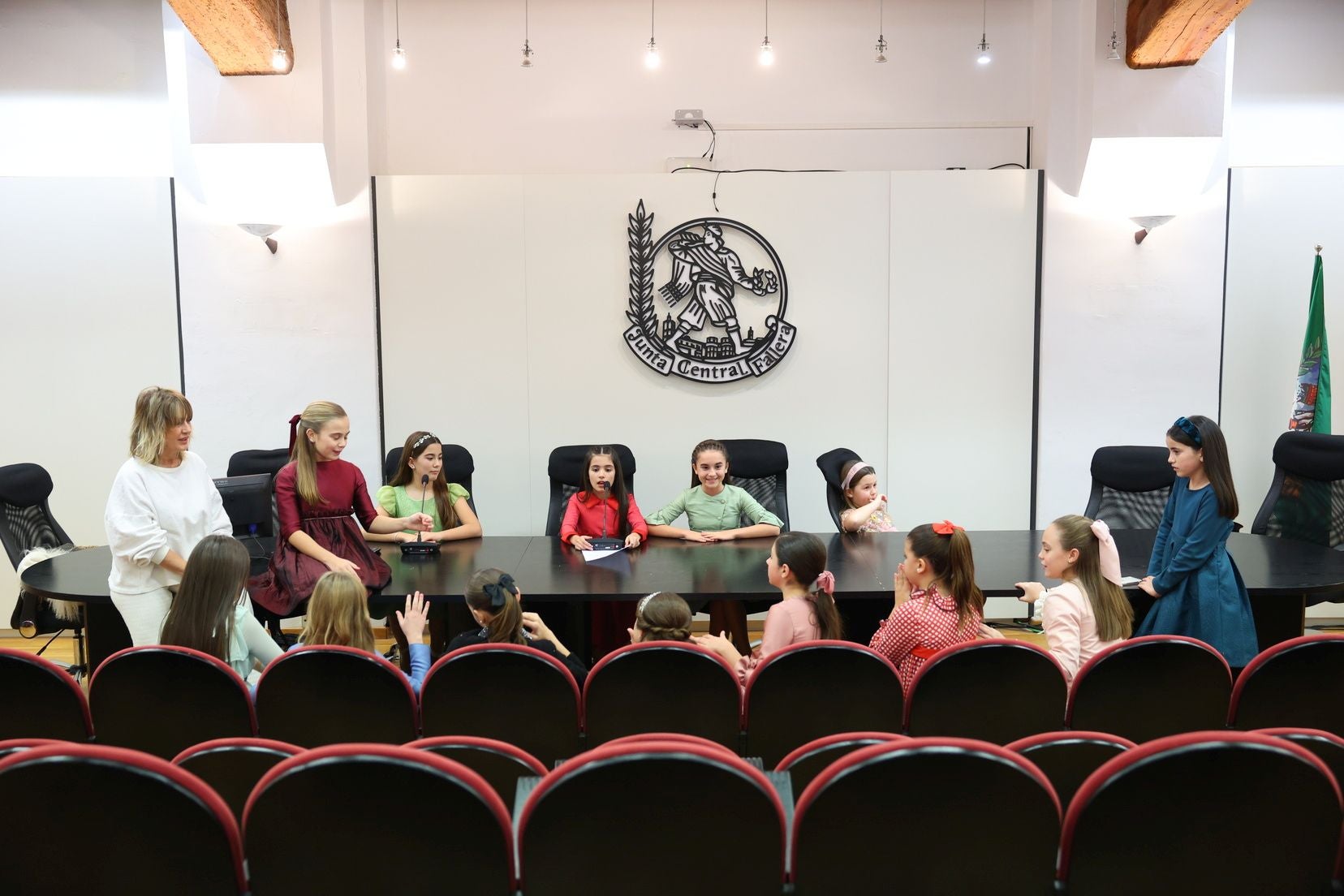 Así ha sido el encuentro entre las falleras mayores de Valencia, sus cortes y sus mantenedoras