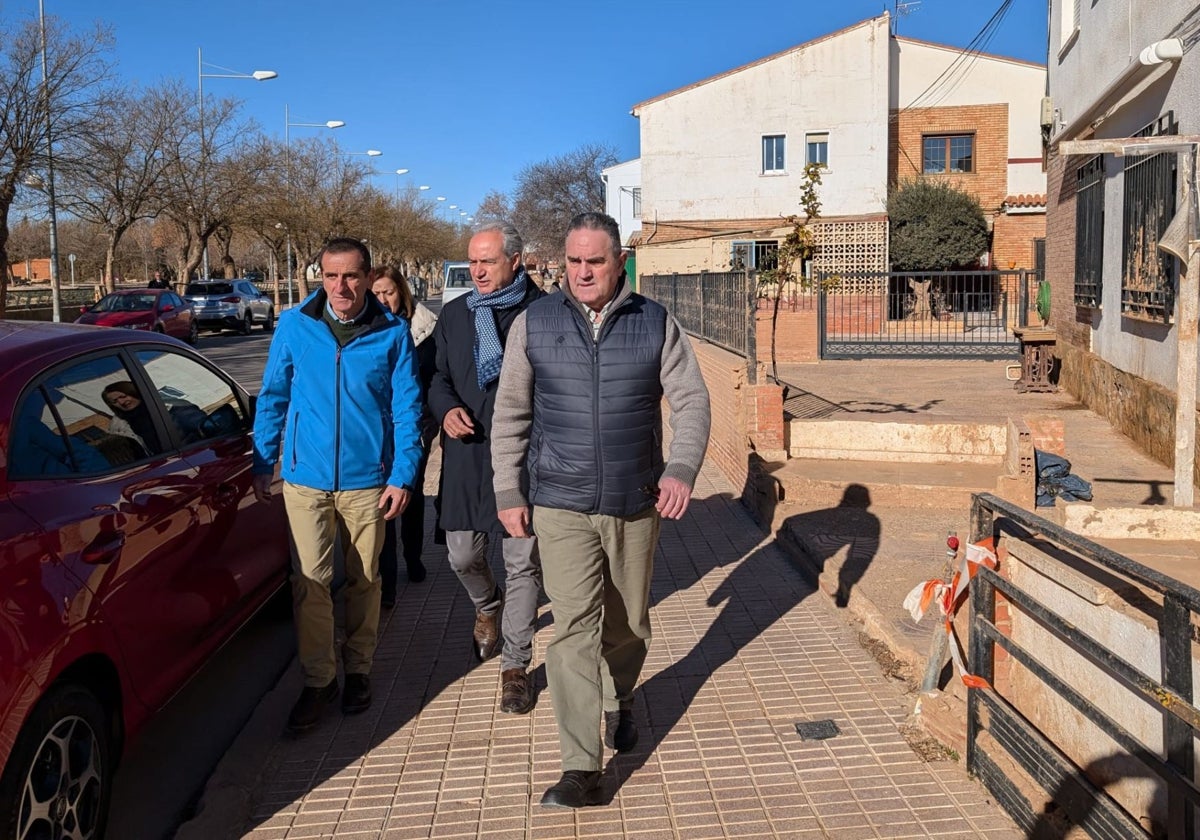 El vicepresidente  Gan Pampols junto al alcalde de Utiel, Ricardo Gabaldón, y al secretario autonómico Venancio Aguado.