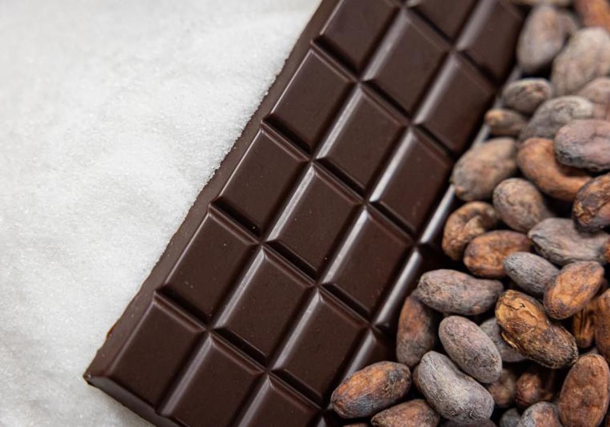 Azúcar y habas de cacao, los ingredientes del chocolate.