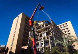 Trabajos de demolición en el antiguo hospital La Fe en Campanar.