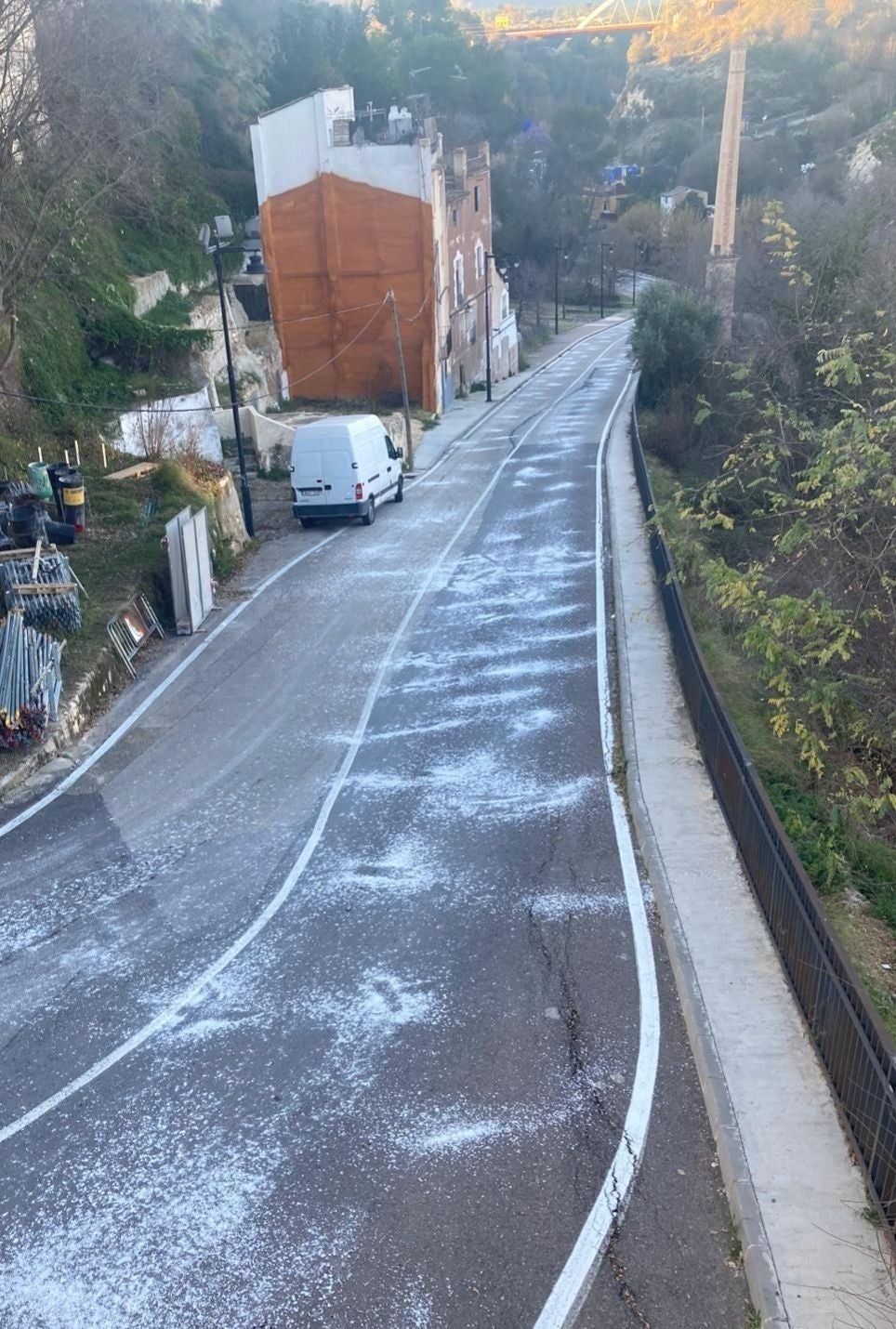 Una de las carreteras en las que se ha esparcido sal.