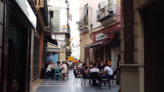 Terrazas de locales de restauración en una calle adyacente de la Plaza del Mercat.