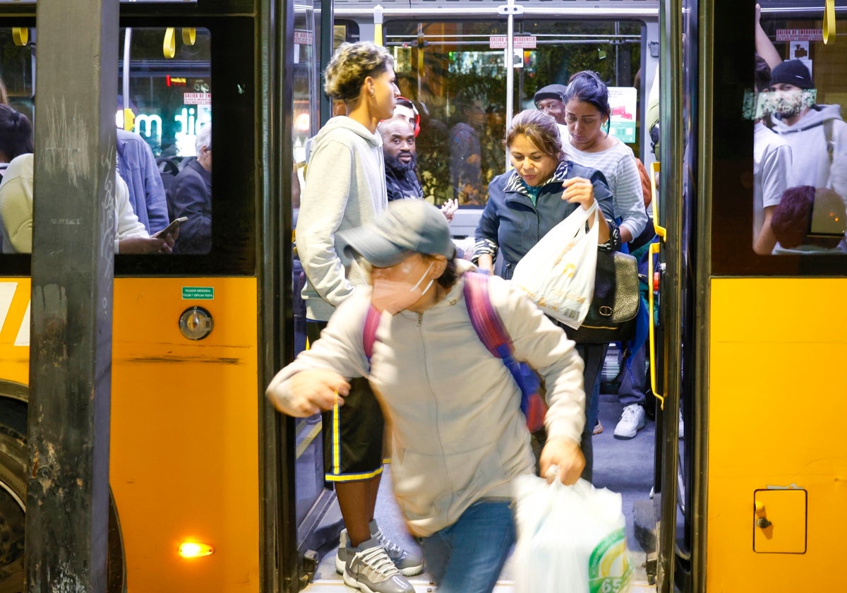 Viajeros de un autocar de Metrobús en Valencia.